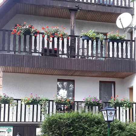 Zur Schmiede 2*